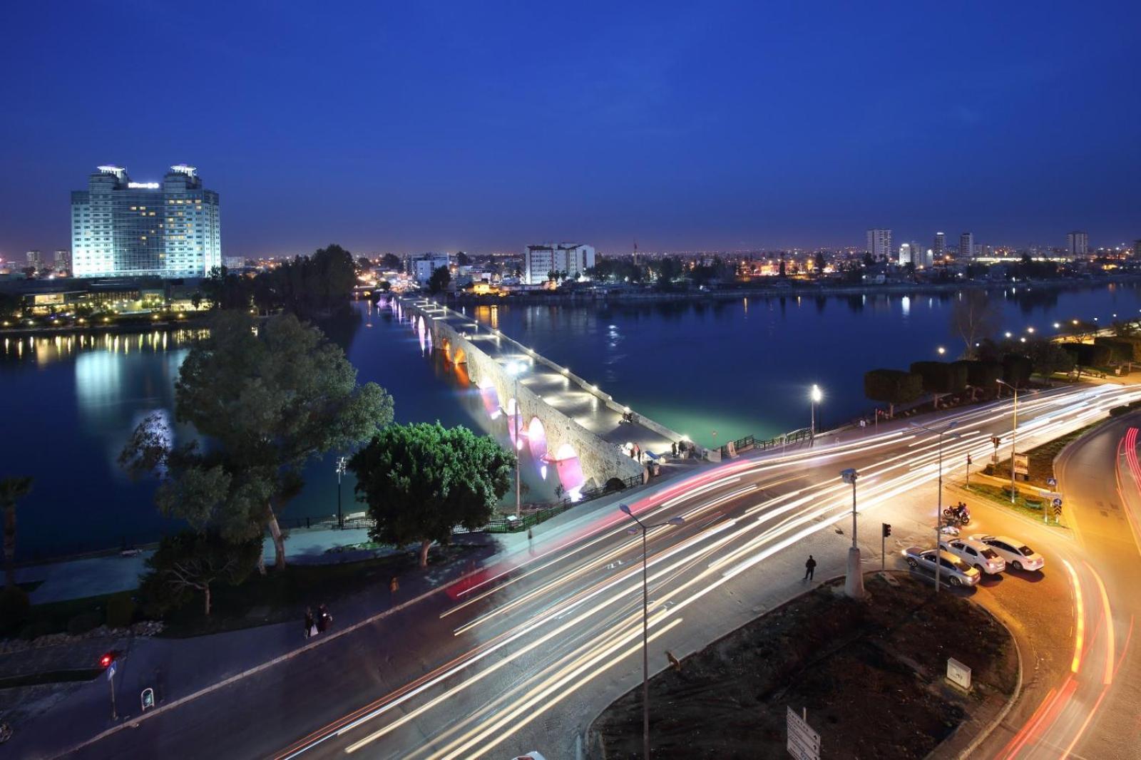 Adana Taskoeprue Hotel Ngoại thất bức ảnh