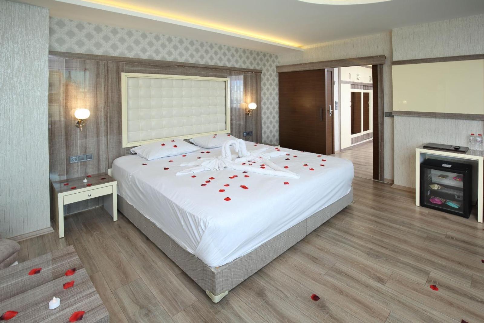 Adana Taskoeprue Hotel Ngoại thất bức ảnh